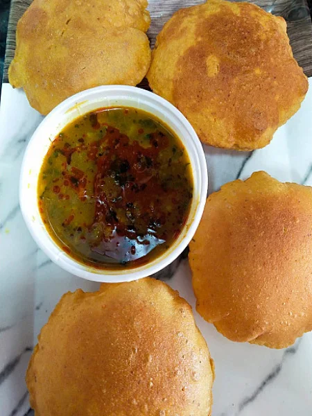 Aloo Poori (Poori Bhajji) Tari Wali Sabzi With Achaar (4 Poori)