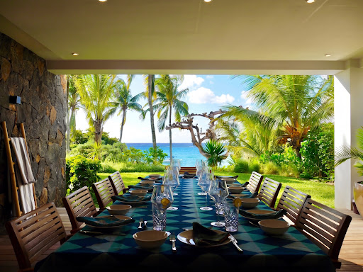 Prestige apartment / penthouse for sale in Pointe aux Canonniers (Mauritius) - Set table with sea view and palm trees