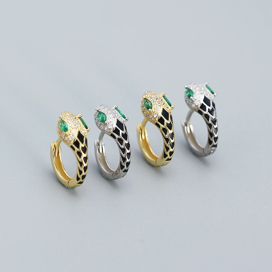 Brinco de orelha em forma de cobra de prata S925. Adicione um toque de ousadia e elegância ao seu visual com este acessório charmoso.
