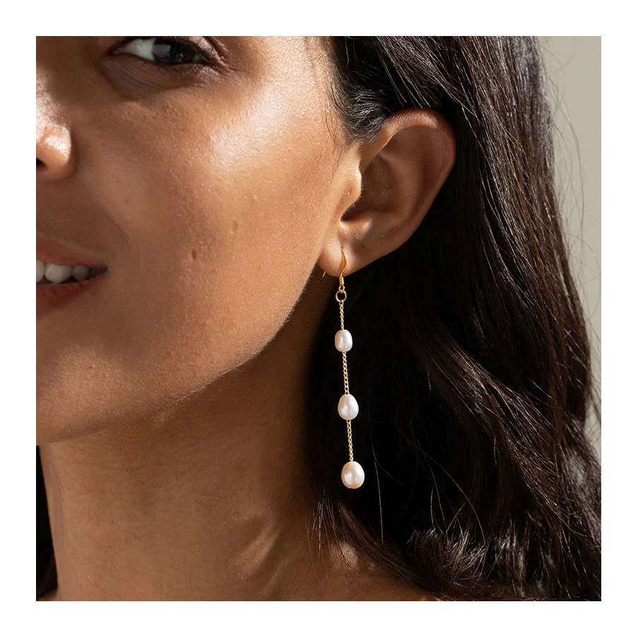 Boucles d'oreilles tendance pour femmes avec perles d'eau douce, un accessoire élégant pour sublimer votre tenue au quotidien.