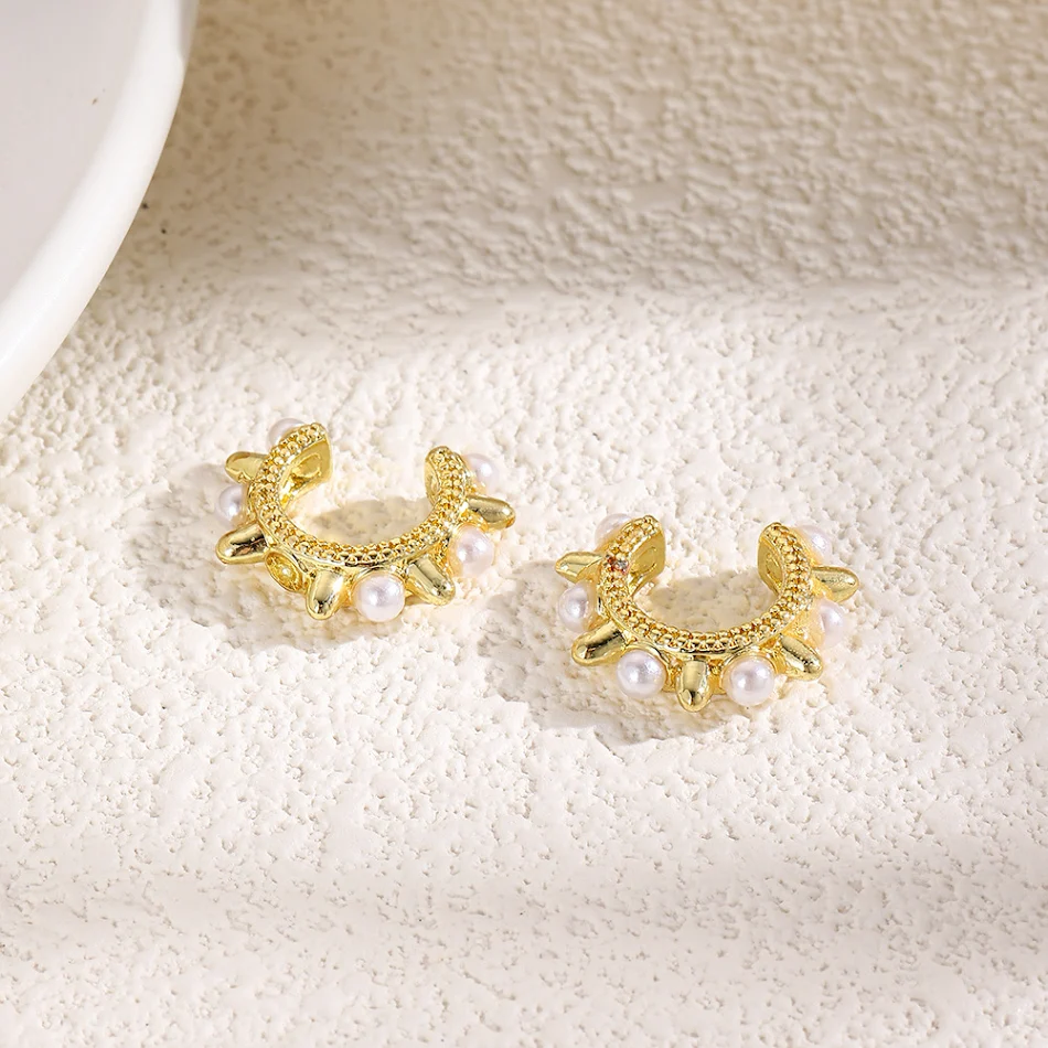 Clips d'oreille perles fausses 18K plaqué cuivre, tendance mode rétro. Boucles d'oreilles élégantes pour un look vintage sophistiqué.