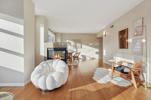 Prestige property for sale in Portland (United States) - Living room with fireplace and comfy armchairs