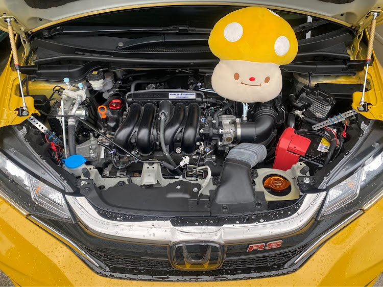 フィットのCITY fit・イエロ・RS・ボンネット・取付け簡単に関するカスタム事例の投稿画像1枚目