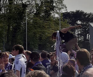 Boze fans van Anderlecht wachten de spelersbus op in Neerpede