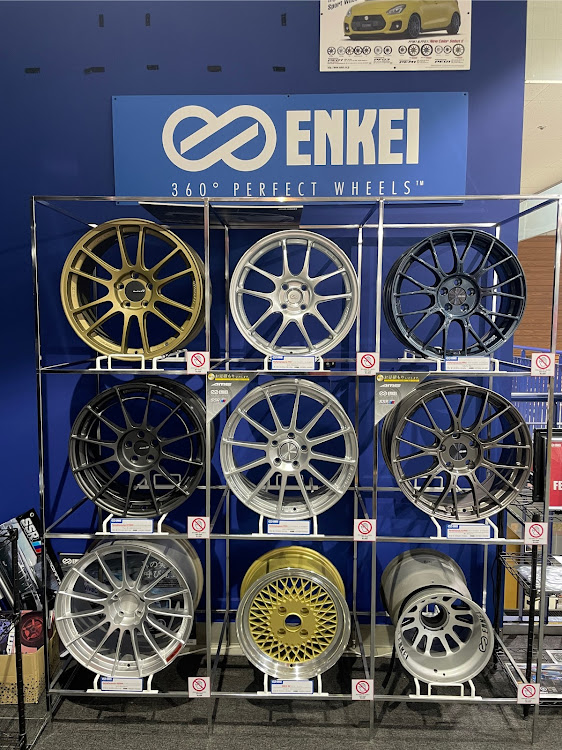 スイフトスポーツの半田赤レンガ建物・ホイール見学・レーダー探知機・ユピテルLS310に関するカスタム事例の投稿画像3枚目