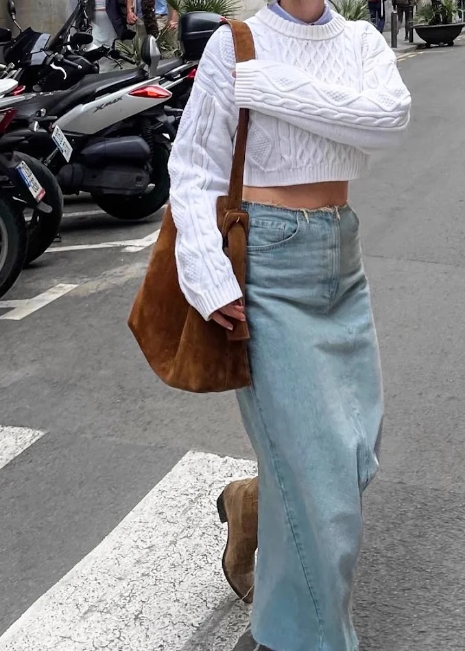 Bolsa Bucket com Alça de Ombro e Fivela de Design Especial em Camurça. Carregue seus itens com elegância e praticidade. Ideal para um visual moderno.