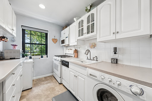 White kitchen with built-in appliances - Luxury apartment / penthouse for sale in Eastchester, 1 bedroom