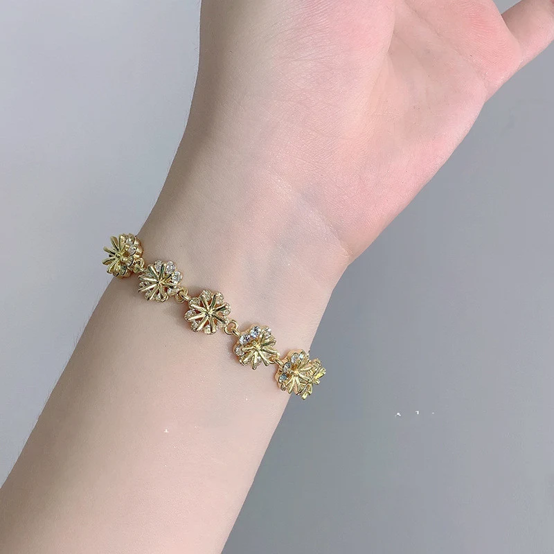 Bracelet fleur diamant super dessiné été, un accessoire élégant et brillant pour sublimer votre style estival avec éclat.