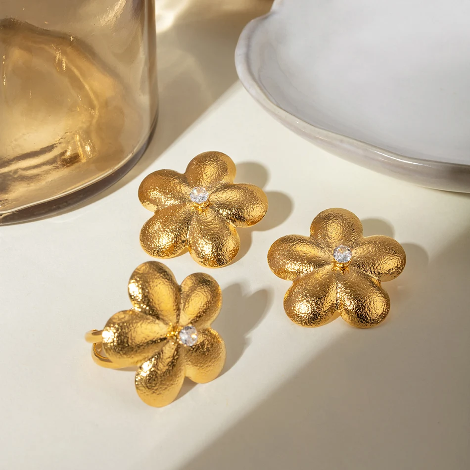 Flora Gold Petal Earrings for everyday elegance. Featuring a delicate floral design, these lightweight, comfortable earr