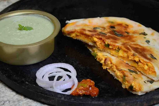 Chatpata Paneer Kulcha (1 Pcs)