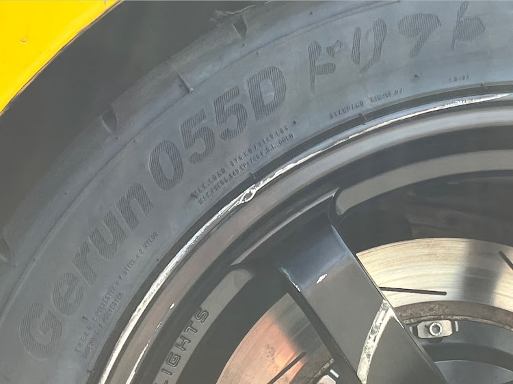 プリウスのGrand Blaze Racing・スリーピース・リバティーウォーク・スーパーカー・赤いスポーツカーに乗りたいに関するカスタム事例の投稿画像4枚目