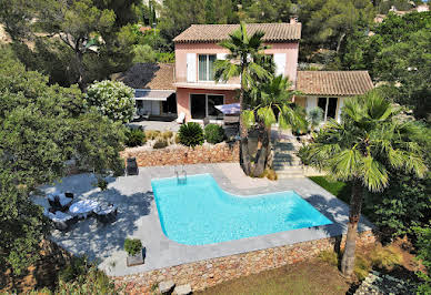 Villa avec piscine et terrasse 1