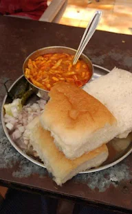 Parleshwar Vada Pav Samrat, Subhash Road photo 2