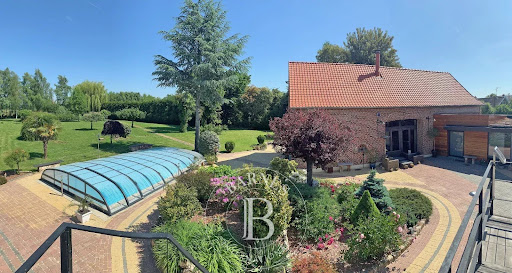 Covered swimming pool, landscaped garden, brick house - Prestige property for sale in Rumegies, 10 rooms, 5 bedrooms