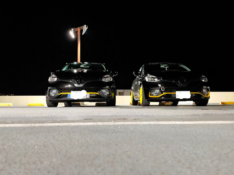 ルーテシアの🇮🇹🇫🇷カーニバル・箱根スカイライン・オフ会・イエローフォグ・洗車に関するカスタム事例の投稿画像10枚目
