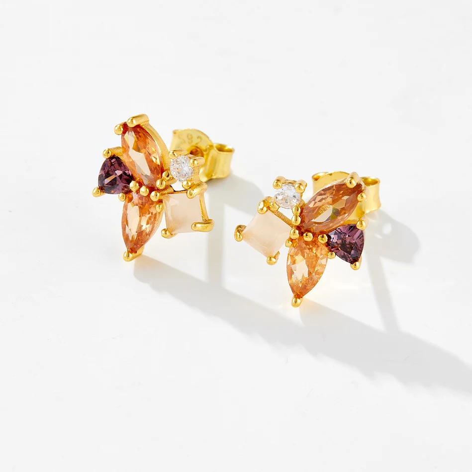 Boucles d'oreilles clous en argent sterling S925 pour femmes, simples et luxueuses. Un bijou léger et élégant pour toutes occasions.