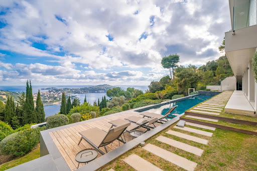 Seaside villa with pool and terrace 3