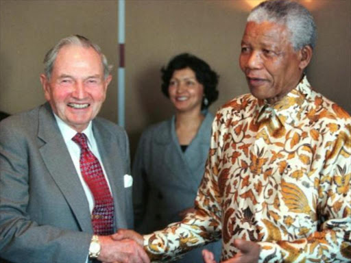 South Africa's late former President Nelson Mandela poses for photographers with David Rockefeller following a business breakfast held at the Rockefeller Center in New York. /REUTERS