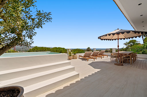 Villa avec piscine et terrasse 2
