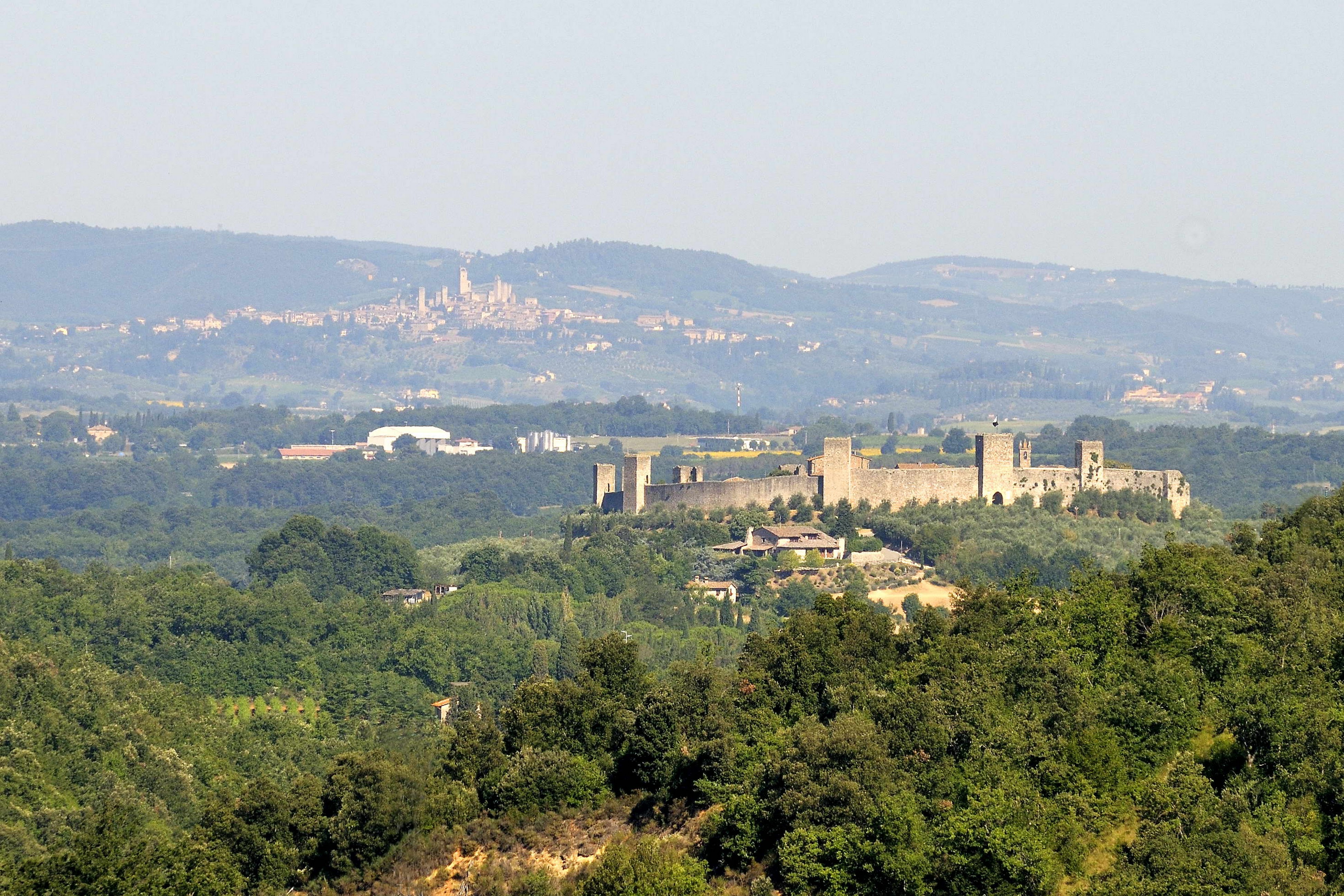 Monteriggioni, sul sfondo San Gimignano