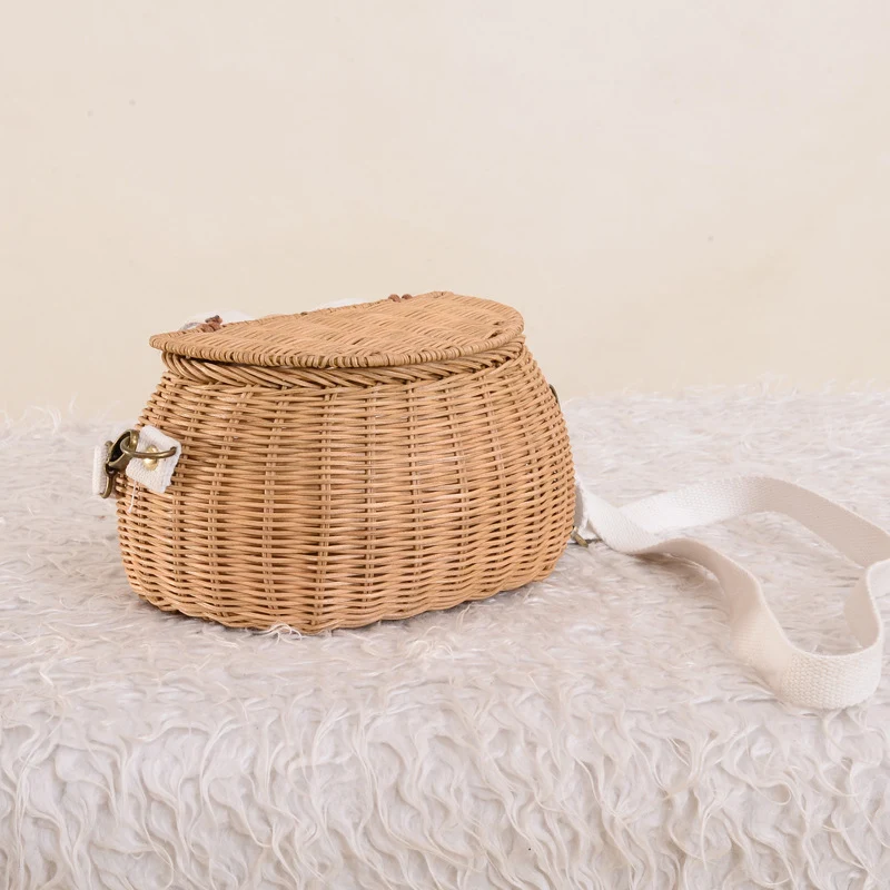 Sac pur tissé à la main en rotin et osier à motif diagonal, parfait pour les achats, la plage ou comme accessoire élégant et naturel pour toutes occasions.
