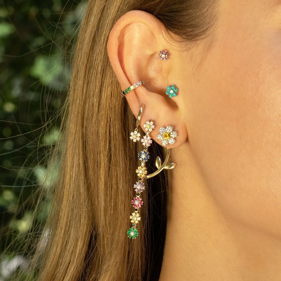 Pendientes pequeños con diseño floral retro de dos tonos, estilo pastoral, color oro 18K resistente, ideales para el día a día.