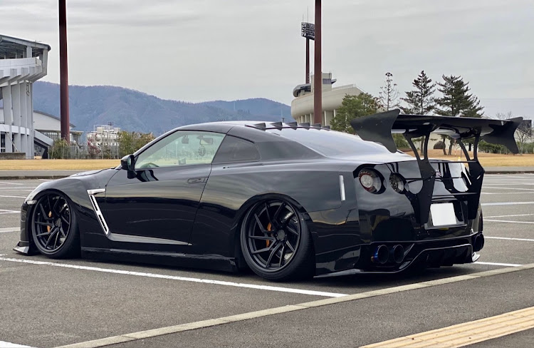 NISSAN GT-Rのブラックデー・黒色無双・愛車の好きな角度に関するカスタム事例の投稿画像2枚目