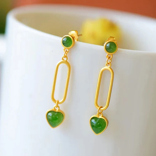 Boucles d'oreilles pendantes en forme de cœur vert en pierre naturelle, un bijou élégant et naturel pour toutes occasions.
