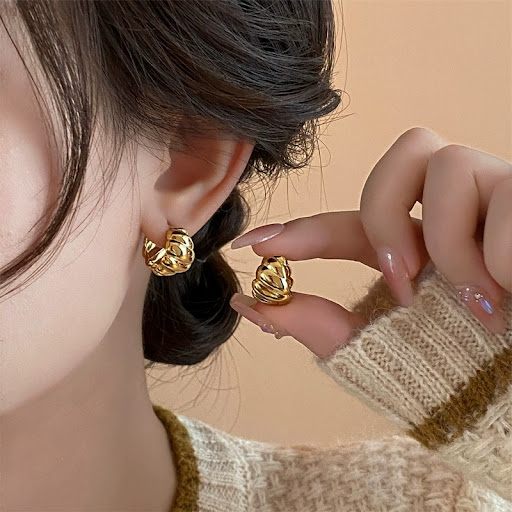 Title 3, Gold Thread Ear Clip Female Niche Design, an el...