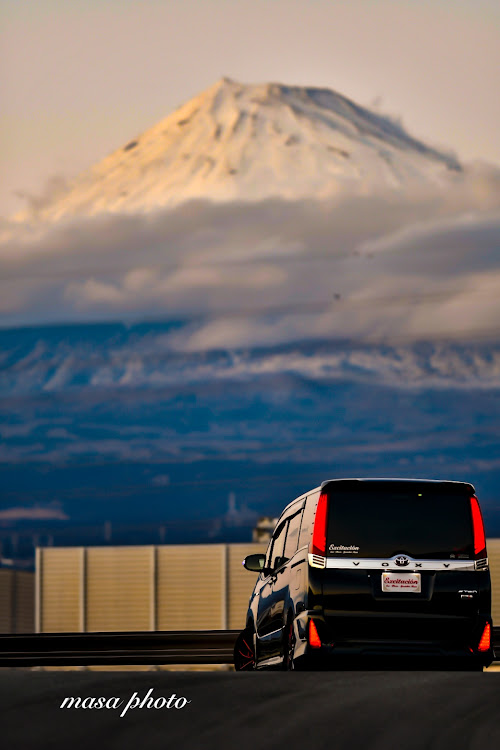 ヴォクシーの富士山とコラボ・discover＿ct・3月もよろしくお願いします・強風と雨の中で…に関するカスタム事例の投稿画像2枚目