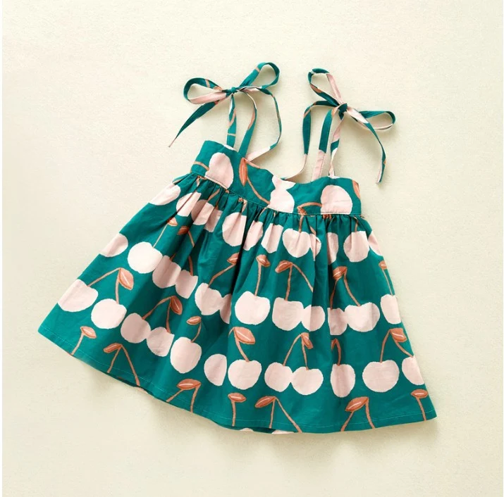 Robe pour fille en tissu imprimé coton lychee, doux et respirant, parfait pour un confort et un style quotidiens.