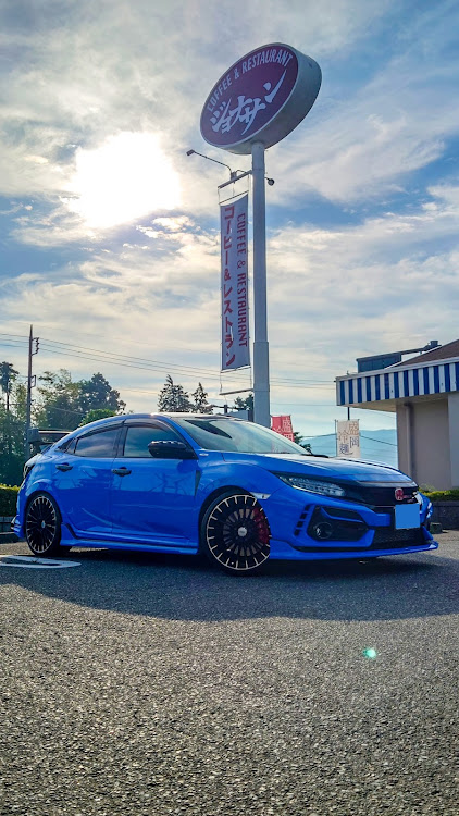 シビックタイプRの無限・シビックタイプR・ファミレス駐車場・梅雨の晴れ間・FD2は、最高！に関するカスタム事例の投稿画像1枚目