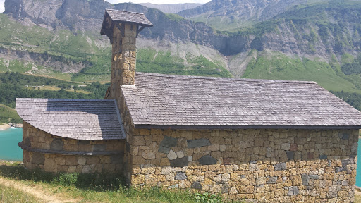 Le lac et la chapelle de Roselend