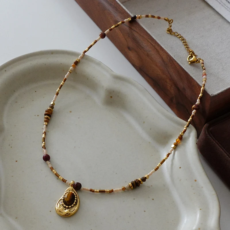 Handgemaakte ketting met natuurlijke lapis lazuli hanger, een prachtig sieraad dat je natuurlijke schoonheid accentueert en je stijl verbetert.