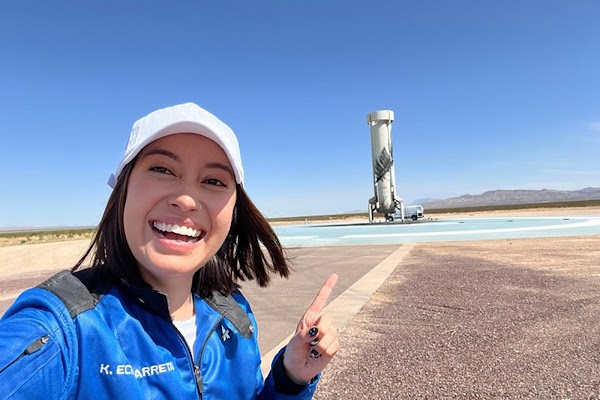 Vemos una selfie de Katya Echazarreta señalando la base de despegue, de dónde partió la nave espacial de la misión Blue Origin NS-21, de la cual hizo parte.