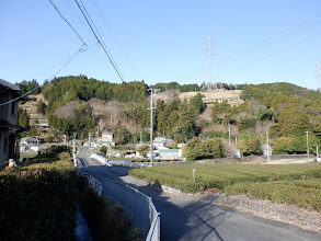 ここを奥へ（鉄塔の左奥が山頂付近）