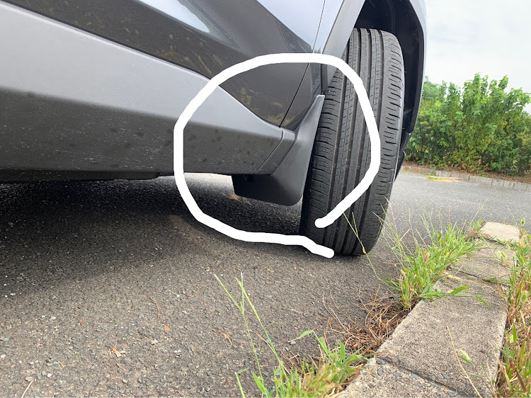 RAV4のDIY・泥よけって言う？マッドガードって言う？？・マッドガード取付・秋の気配に関するカスタム事例の投稿画像1枚目