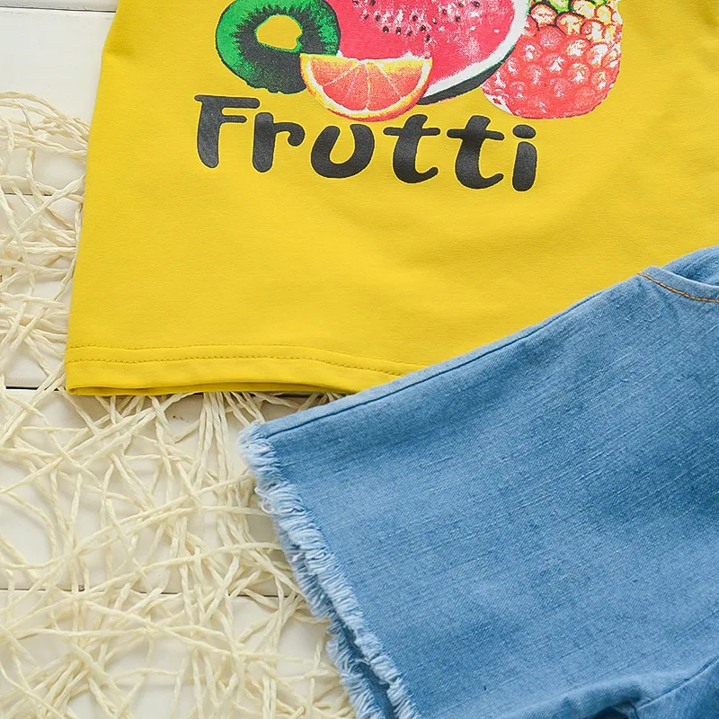 Conjunto de dos piezas para niñas de verano, camiseta de manga corta con estampado de frutas, ideal para un look casual y fresco.