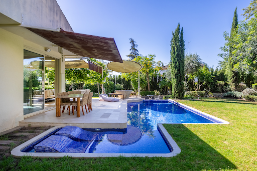 House with pool and garden 1