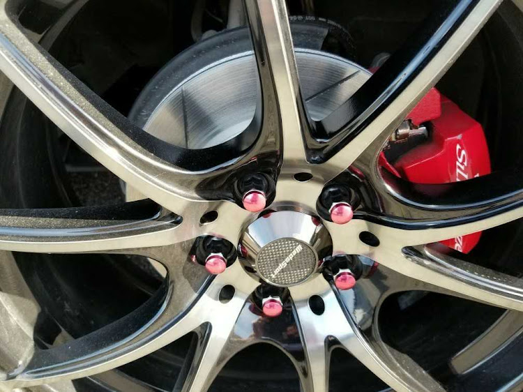 プリウス G'sのブレーキローター・DIXCELに関するカスタム事例の投稿画像1枚目