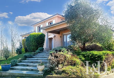 Villa with pool and garden 2