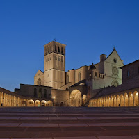 Piazza inferiore Basilica di Assisi di 