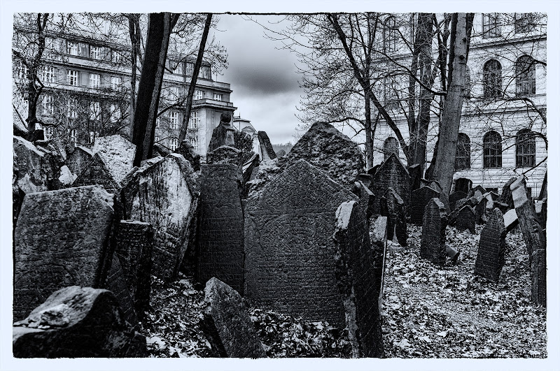 in pieno centro( cimitero Ebraico a Praga) di Zerosedici