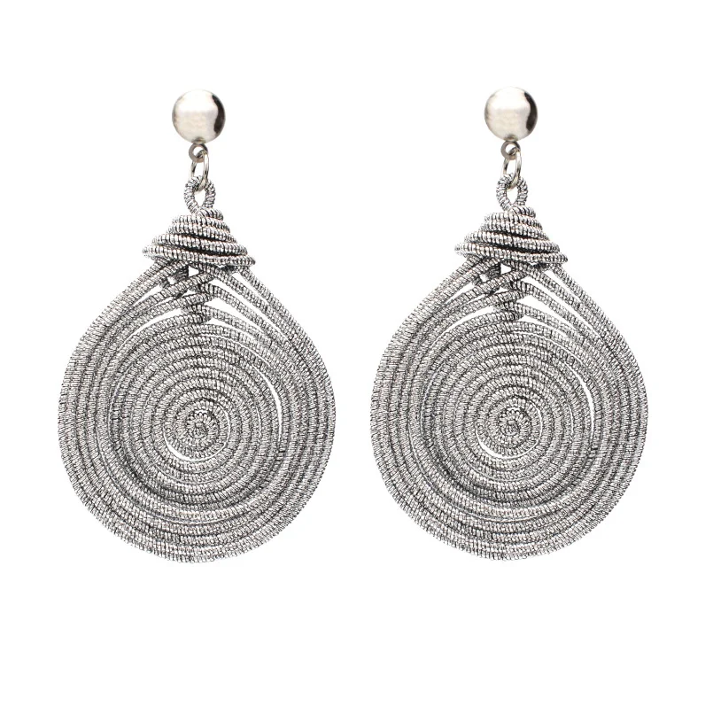 Boucles d'oreilles longues rétro multicouches avec cercles – Élégance et style garantis. Accessoire idéal pour un look unique et tendance.