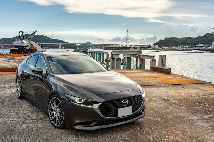 MAZDA3の広島トヨペット交通公園・大芝公園・ストライダー・ディーラーで遊ぶ・サイドシルの太さ問題に関するカスタム事例の投稿画像1枚目