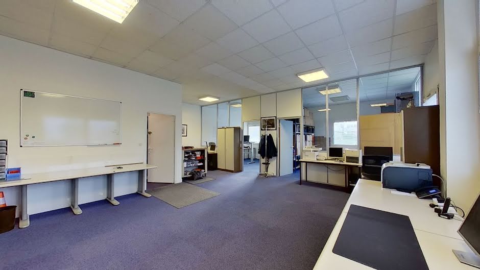 Location  locaux professionnels 2 pièces 100 m² à Bievres (91570), 1 343 €