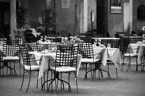 Tavoli in piazza... di Licia Piazza