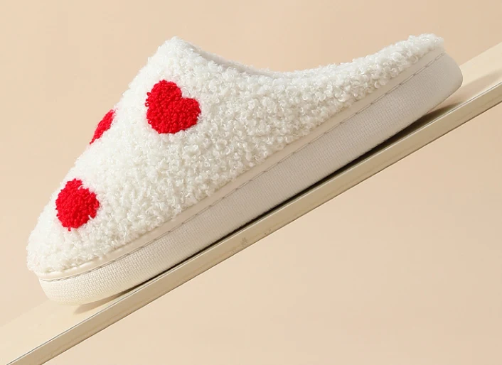 Zapatillas de casa de felpa estilo amor de dibujos animados para un confort y calidez increíbles. Disfruta de suavidad y diseño adorable.