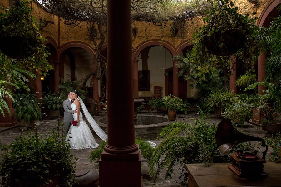 Fotógrafo de bodas Cuauhtémoc Bello (flashbackartfil). Foto del 20 de marzo 2017