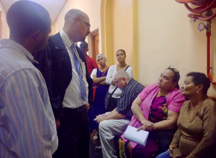 Lawyer Mark Owen talking to some of the Albert Road tenants at the Cape Town Magistrates’ Court.